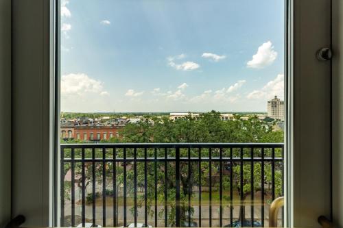 Standard King Room with Balcony image 5