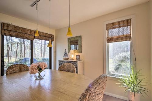 Quaint Cape Cod Condo with Grill 1 Mi to Beach - image 5