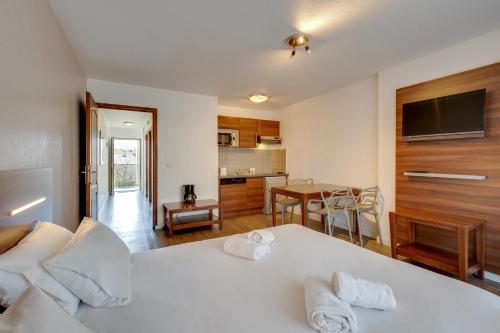 2 twin beds, 2 bunk beds