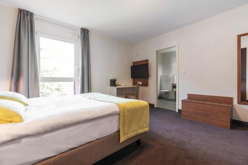 1 queen bed, 1 twin bed