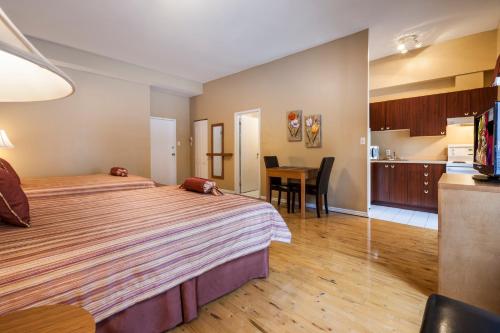 Studio with Two Queen Beds image 2