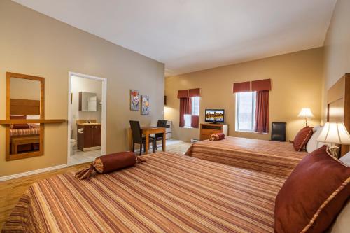 Studio with Two Queen Beds room in Hotel Quartier des Spectacles