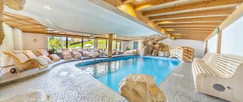 Swimming pool, Dolomitenhotel Weisslahnbad in Tires