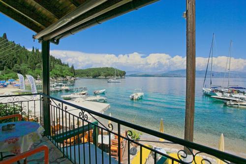 Olgas Cottage: Stone house on the beach