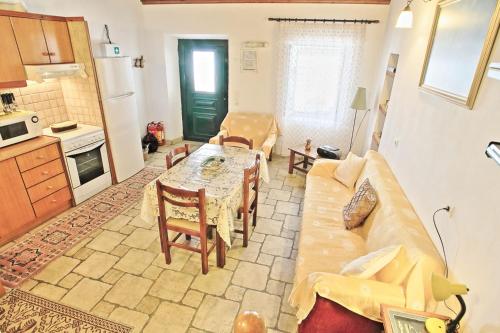 Olgas Cottage: Stone house on the beach