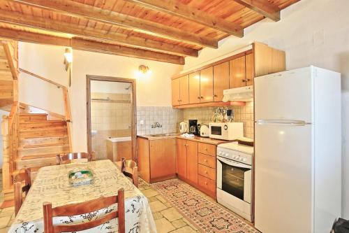 Olgas Cottage: Stone house on the beach