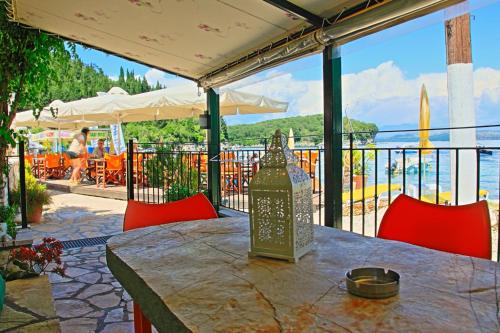 Olgas Cottage: Stone house on the beach