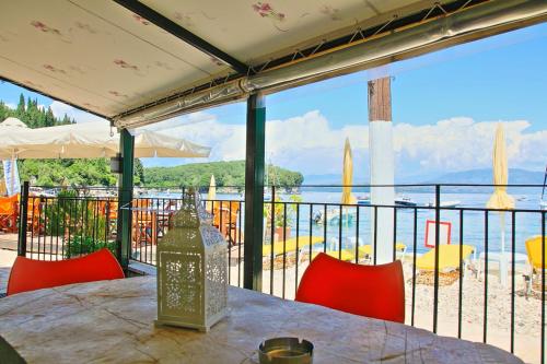 Olgas Cottage: Stone house on the beach