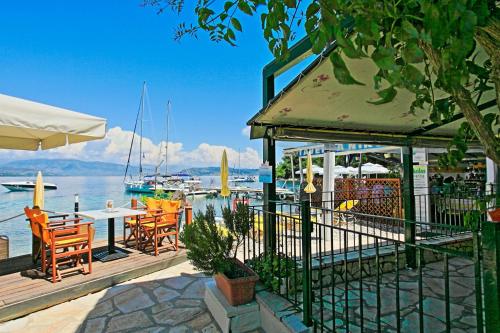 Olgas Cottage: Stone house on the beach