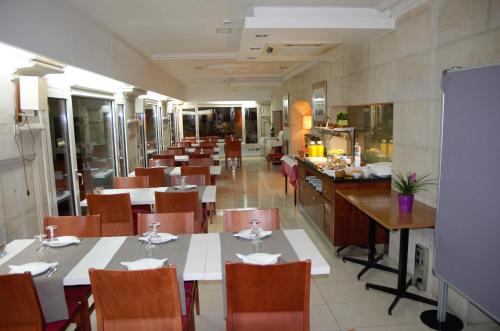 Ételek és italok, Hotel Suís (Hotel Suis) in Szent Celoni