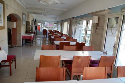 Pub/Lounge, Hotel Suís (Hotel Suis) in Szent Celoni