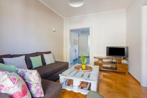 Floral and Stylish apt for 4ppl next to metro