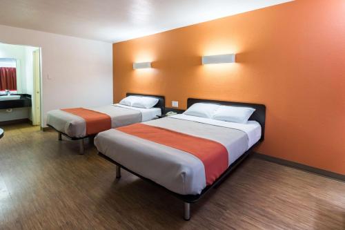 2 double beds