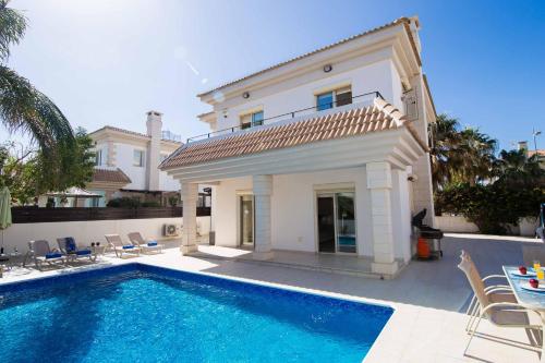 Three-Bedroom Villa image 8