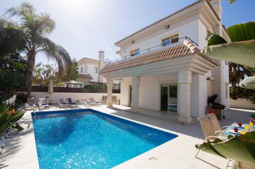 Three-Bedroom Villa image 6