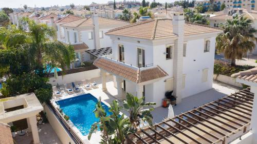 Three-Bedroom Villa image 2