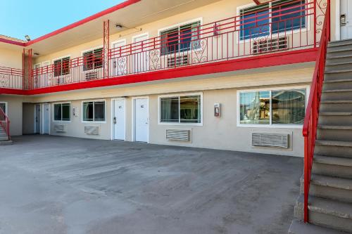 Econo Lodge - image 4