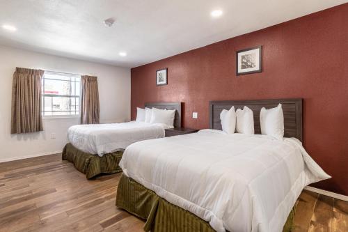 Econo Lodge Needles - Tap to explore photos