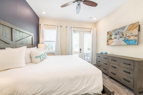 Delightful Cottage with Hotel Amenities Near Disney at Margaritaville 8067 KD - image 3
