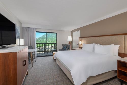 King Room with Roll-In Shower and Resort View - Mobility Access/Non-Smoking