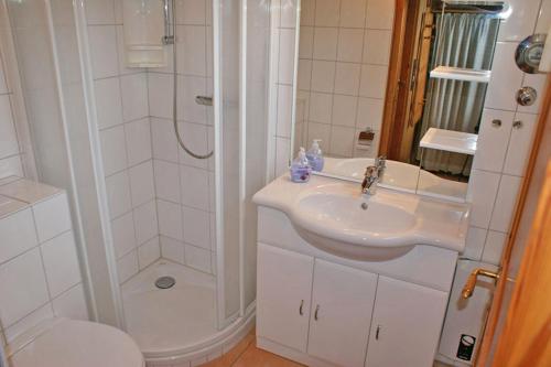 Zeltdachhaus mit TV im Schlafzimme - image 5