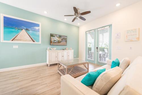 Beachy Cottage with Hotel Amenities Near Disney at Margaritaville 8039Su - image 4