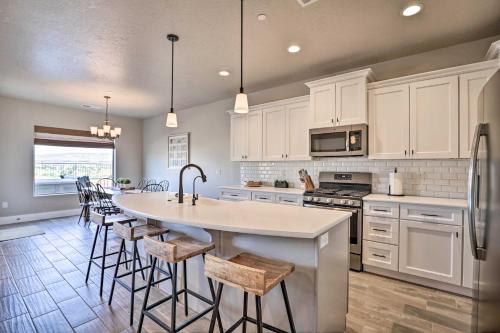 Newly Constructed Zion Village Townhome with Hot Tub - image 2