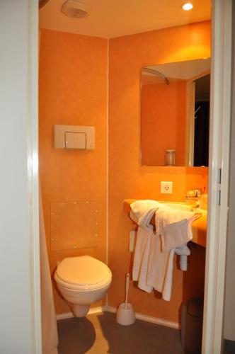 Hotel Lux - image 10