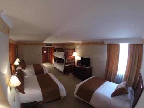 4 twin beds