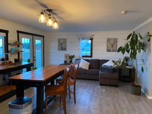 Sunrise Cabin secluded beach front accommodation in Sandspit (BC)