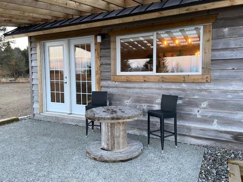 Sunrise Cabin secluded beach front accommodation in Sandspit (BC)