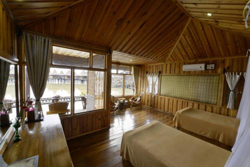 Shwe Inn Tha Floating Resort in Inle Lake