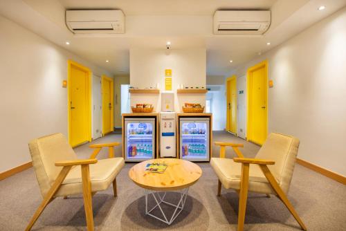 Bar, Bloomrooms @ Janpath in New Delhi