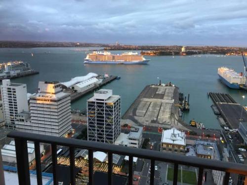 2 Brm Apt with Amazing Harbour Views, Level 30