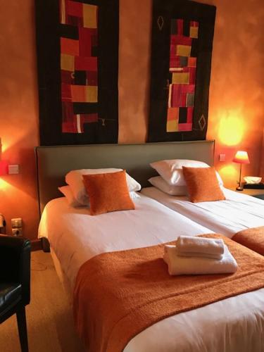 Les Glycines Les Glycines is conveniently located in the popular Melle area. Offering a variety of facilities and services, the property provides all you need for a good nights sleep. Service-minded staff will we