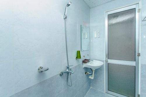 Bathroom, OYO 962 Tulip Motel near Tran Thi Ly Bridge