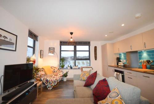 Modern 2 Bedroom Flat In The Stylish Paintworks, , Bristol
