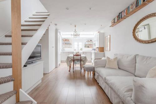 Beautiful And Unique Mews Cottage In Peckham, , London