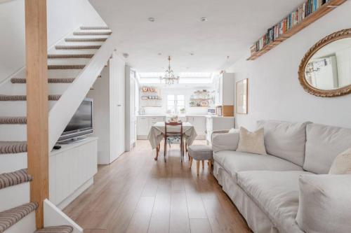 Beautiful And Unique Mews Cottage In Peckham, East Dulwich, London