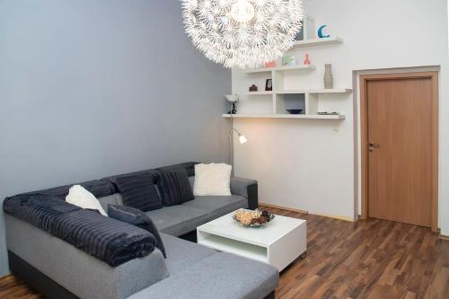 Two bedroom apartment with large living room suitable for family by easyBNB