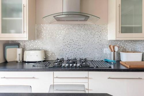 Spacious House - 2 Double Rooms - Street Parking - Garden