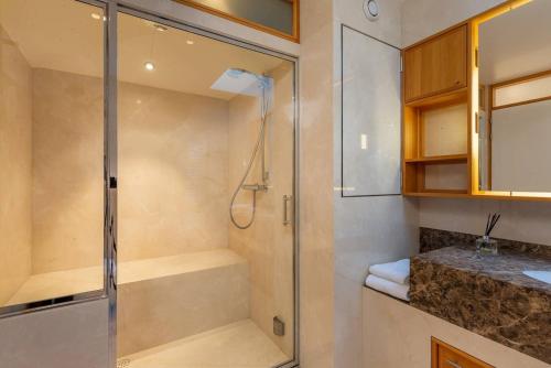 2BD Modern Apartment in Geneva Center with Rooftop