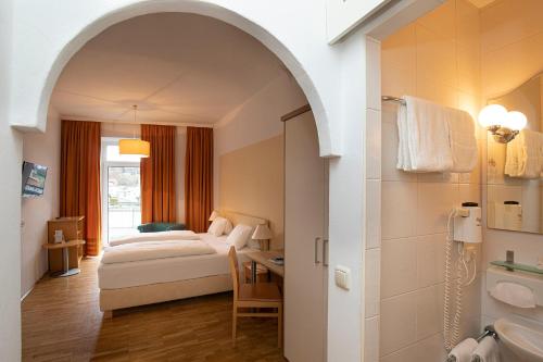 Keramik Hotel Goldener Brunnen