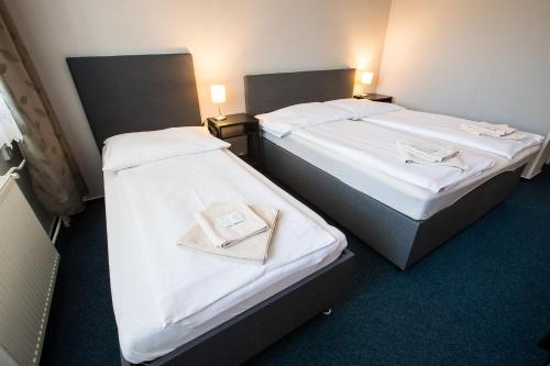 1 king bed, 1 twin bed