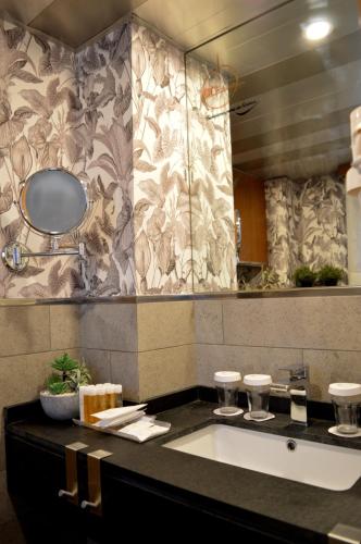 ON Suites Sevilla Apartments designed for adults - image 7