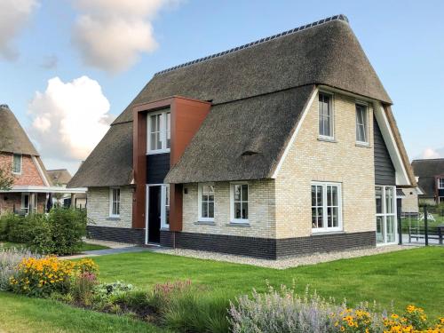  Thatched villa with lounge set, right at the water in Delfstrahuizen