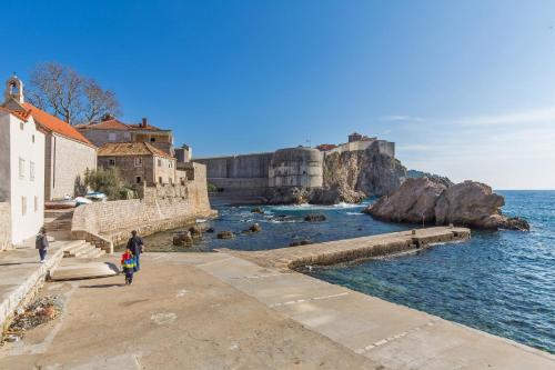 City Walls by Irundo