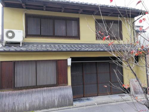 京都二条城近く京町屋120年の歴史に泊まる