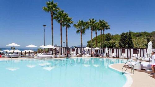 Luxury beach side apartment in Marbella Playa