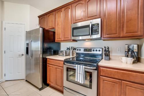 Cozy Condo wPrivate Balcony & FREE Resort Access in Orlando, USA